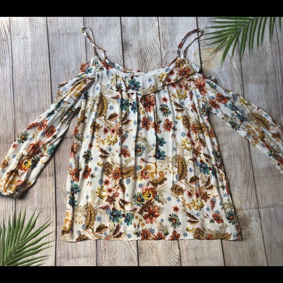 Anne Carson Cold Shoulder Top - Picture 4 of 4